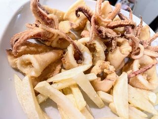 Calamares a la andaluza con patatas