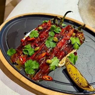 Запечені перці з наршарабом у винному соусі (250гр)