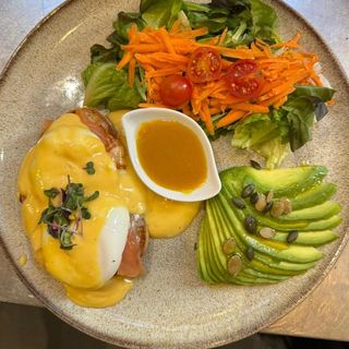 Benedict salmon brunch