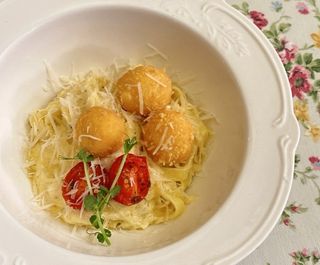 Вершкові фетучіні з сирними кульками