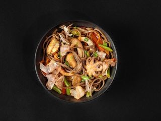 Локшина Соба з морепродуктами в устричному соусі (310g)