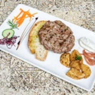 Hamburger di manzo e maiale con patate alla ghiotta