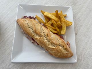Bocadillo De Paleta Ibérica Con Tomate