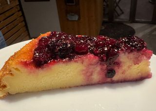 Torta yogurt bianco e frutti di bosco