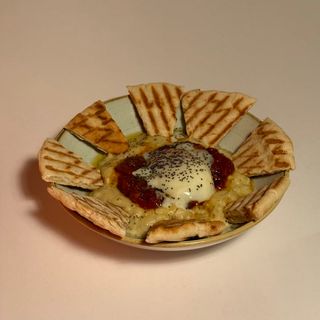 Shakshuka con Puré Trufado y Huevo