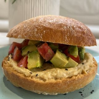 Bocadillo con hummus casero, tomate y aguacate 