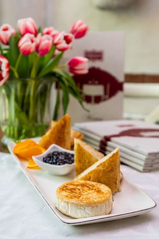 Запечен камембер на плоча (200г)