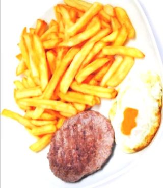 Hamburguesa De Ternera Con Patatas Fritas Y Huevo Frito