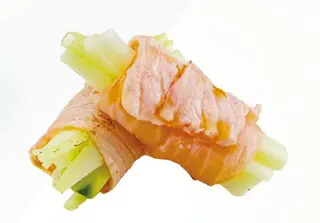 11a. Involtino di salmone scottato con cetrioli