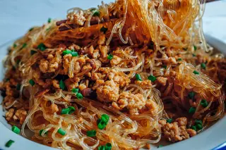 Spaghetti di soia saltati piccanti