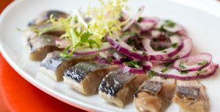 Оселедець малосольний з кримською цибулею