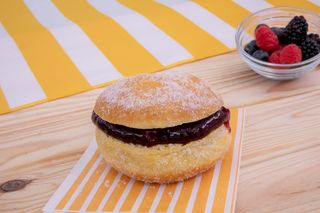 Bola de Berlim Frutos Vermelhos