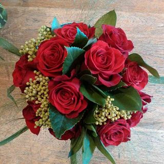 15 ruža sa zelenilom