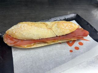 B-17 Bocadillo jamón serrano con aceite de oliva aparte