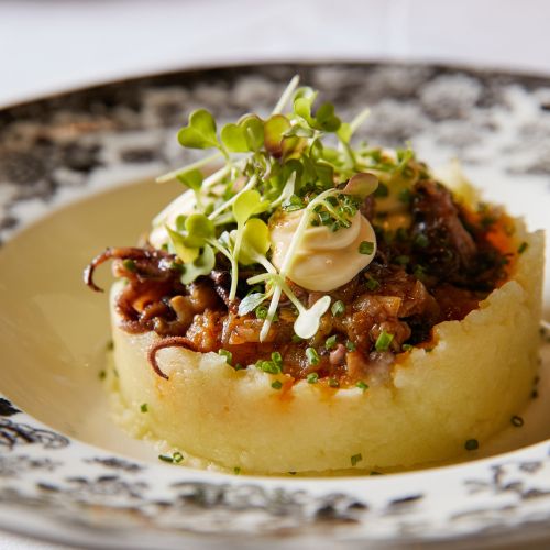 Pulpitos encebollados con puré parmentier y toque de alioli