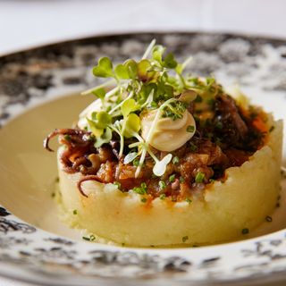 Pulpitos encebollados con puré parmentier y toque de alioli