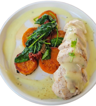 Пилешко филе, поднесено със запечен батат и спанак