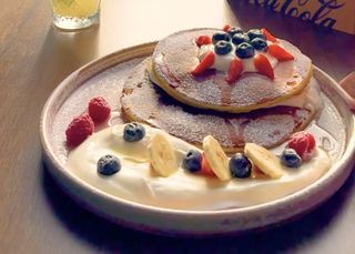 Pancakes cu căpșuni și sirop de arțar