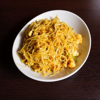 100) Spaghetti di riso al curry con verdure, gamberi, carne e uova