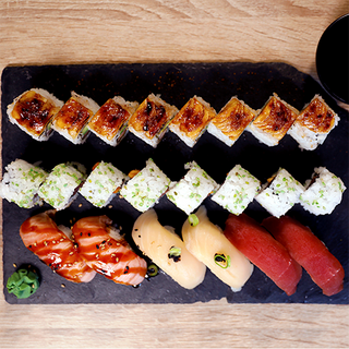 Pack peli y manta (22 uds.) + botella vino blanco + 1 lubricante