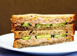 Sandwich cu ton și porumb