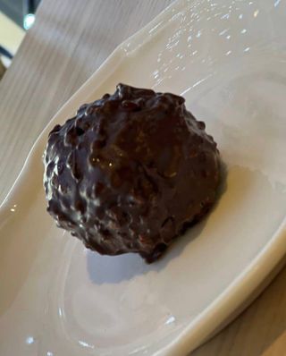  Фірмова цукерка SAX з фундуком в чорному шоколаді 