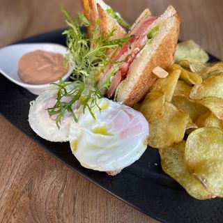 Sandwich Loka & cartofi prăjiți