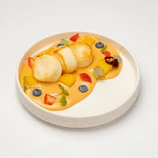 Сырники со сливочной карамелью, манго и ягодами