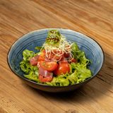 თინუსის სალათი ტრიუფელის სოუსით 