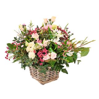 Majka. Cesto De Mimbre Con Rosas Spray Y Flor De Cera