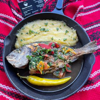 Doradă la grătar cu legume pe plită