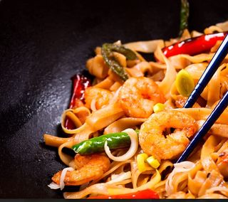 Makaron sojowy z warzywami i krewetkami