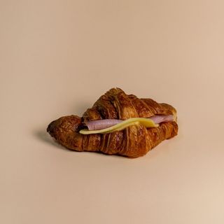 Croissant jamón y queso