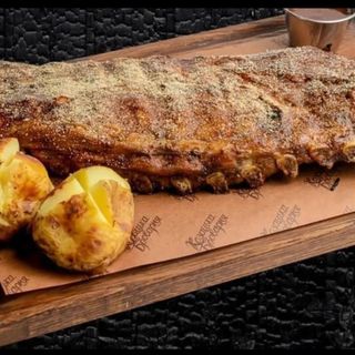 Наші феноменальні реберця з соусом Барбекю та запеченою картоплею (1000г)