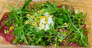Carpaccio di bresaola con burrata, rucola e granella di pistacchio