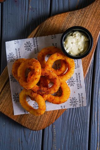 Луковые кольца. Подаются с соусом тар-тар (150г)