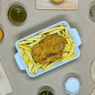 Pollo impanato con patatine fritte
