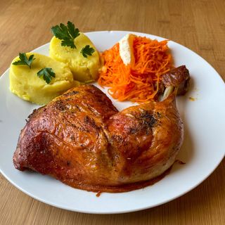 Udko z kurczaka , ziemniaki , surówka