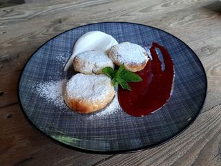 Сирники зі сметаною та малиновим соусом (200г)