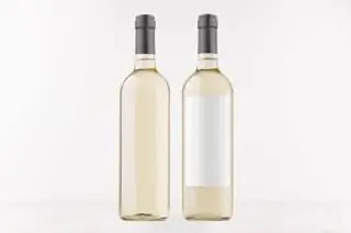 Vino della casa bianco in bottiglia