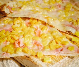 Pizza cotto e mais al spicchio 