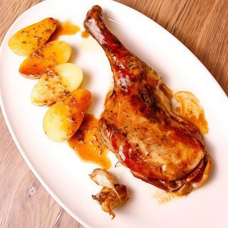 Lingote De Paletilla Lechal Lacada Con parmantier y verduritas