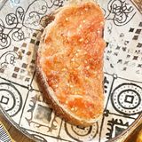 Tostada tomate rallado
