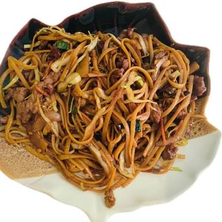 Tallarines fritos con ternera