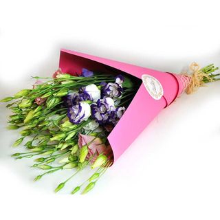 Buchet din 11 eustoma violet decorat in hartie roz