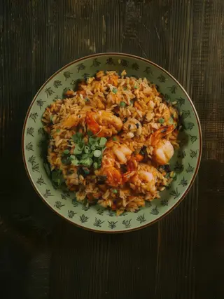 ARROZ FRITO CON HUEVO VERDURAS Y GAMBAS