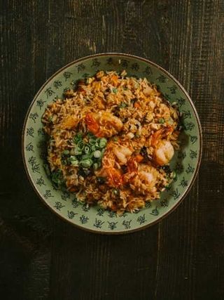 ARROZ FRITO CON HUEVO VERDURAS Y GAMBAS