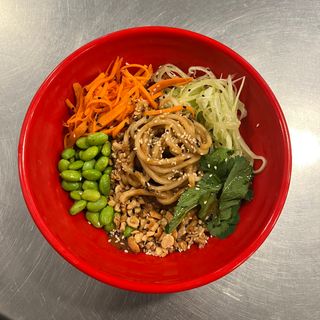 Ensalada noodles con salsa cacahuete