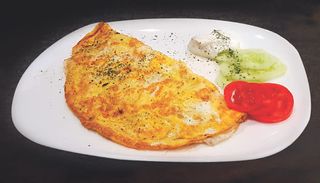 Omlet sa suhim mesom i sirom