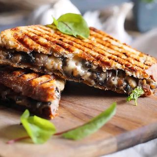 Tost z serem i pieczarkami